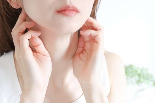 歯ぎしり・かみしめが首や肩にまで響くのはなぜ? 顎関節と筋膜のつながりを紐解く